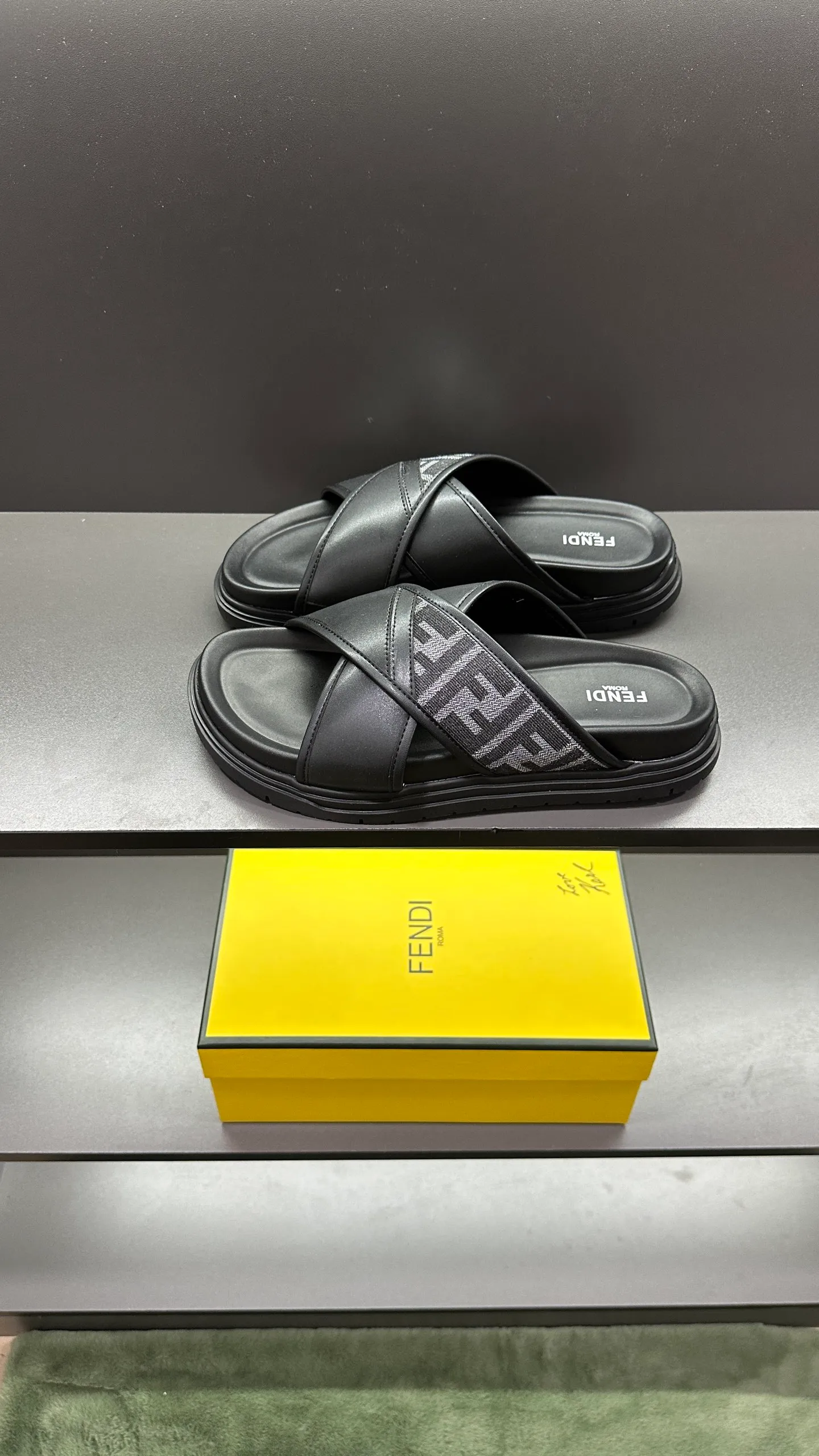 P300 [Fendi Slippers] High-end men's shoes brand, official website 1:1 latest masterpiece: original mold customization, fabrics made of imported original materials, upgraded outsole, lighter and non-slip. The market's top quality, simple yet tasteful, a must-have for fashionistas, fashionable at your feet, full of confidence, the same style at the counter 👍The season of summer slippers is here. Code: 38-45, 46 order